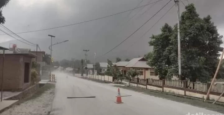 Erupsi Gunung Lewotobi: Penerbangan di NTT Terganggu, Ribuan Warga Mengungsi