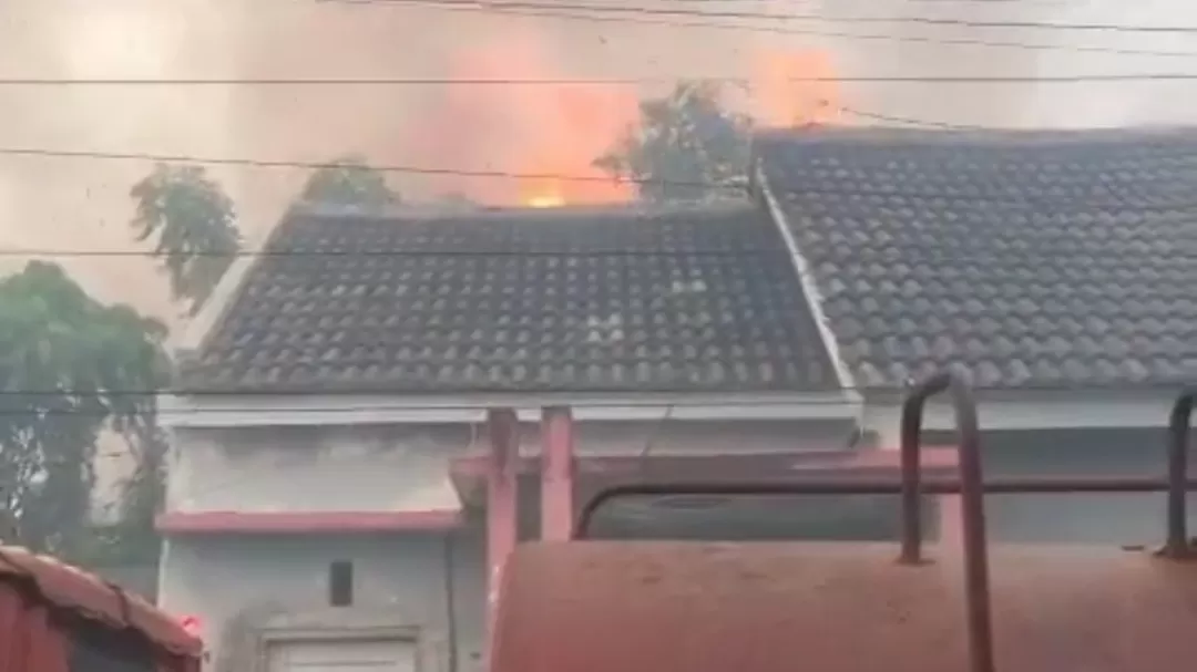 Sejumlah Rumah di Perumahan Banyuwangi Nyaris Kebakaran, Petugas Damkar Selidiki Penyebabnya