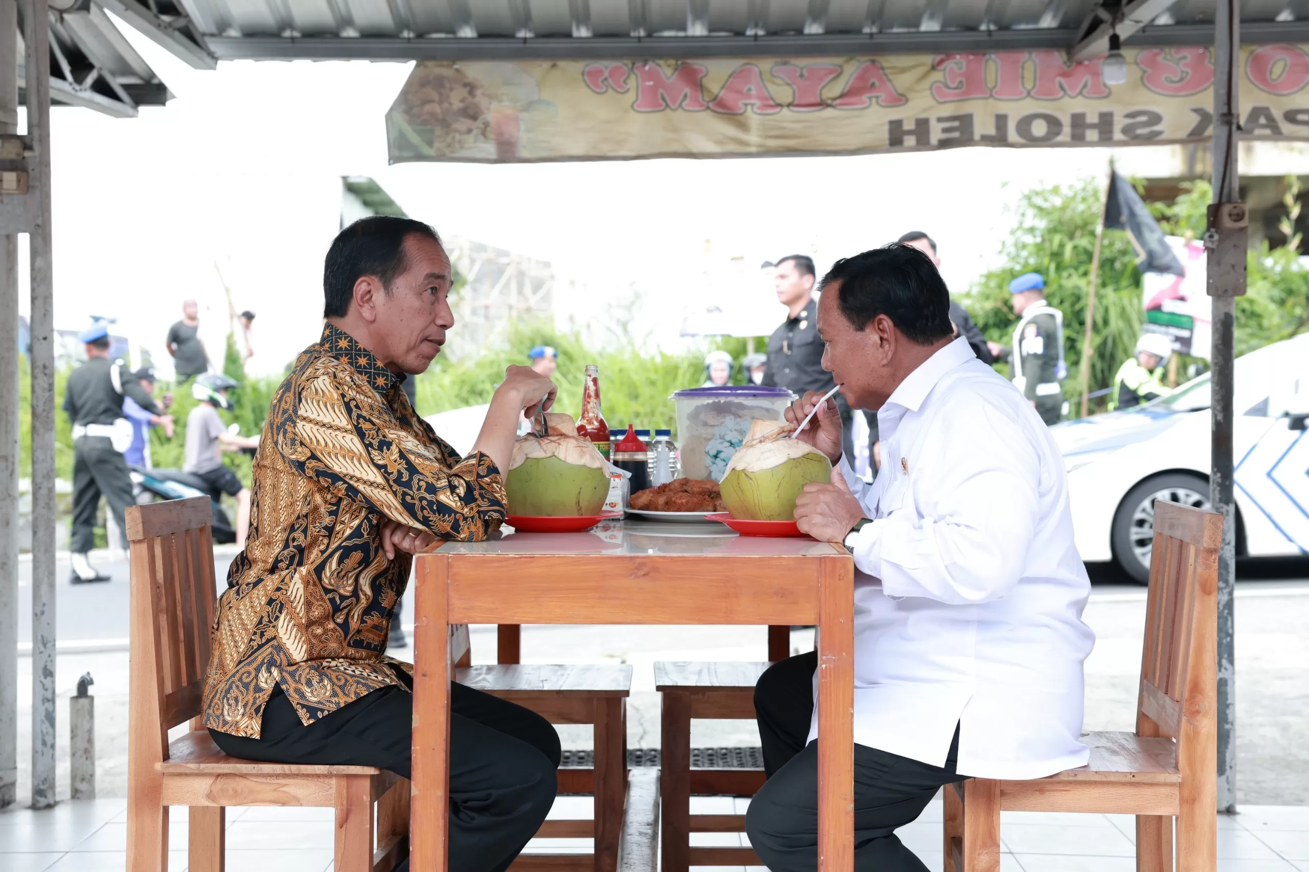 The moment President Jokowi and the Minister of Defense eat meatballs at a roadside stall. President Jokowi and Minister of Defense Prabowo were seen