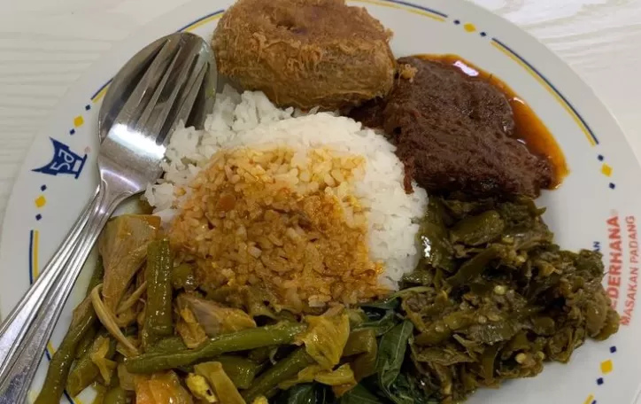 Lebih enak dari makanan Padang asli? Begini review kuliner nasi rendang ala Yummy Choice dari Indomaret 