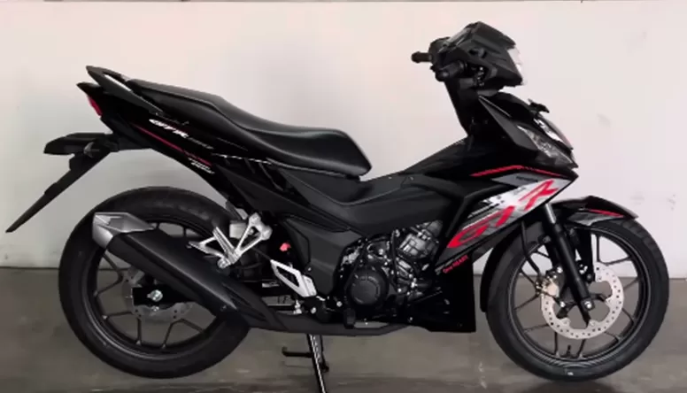 Tampil dengan Bagian Undercowl Full Hitam Glossy Memberikan Kesan Sporty Ekstra, Warna Hitam Membuat Bebek Yamaha Naik Pitam