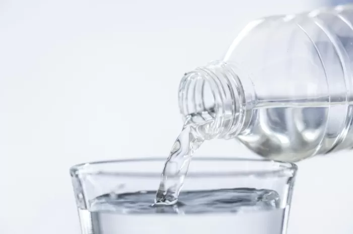 8 Trik Jitu untuk Atasi Penyakit Asam Urat dari dr Saddam Ismail : Minum Delapan Gelas Air dalam Sahari