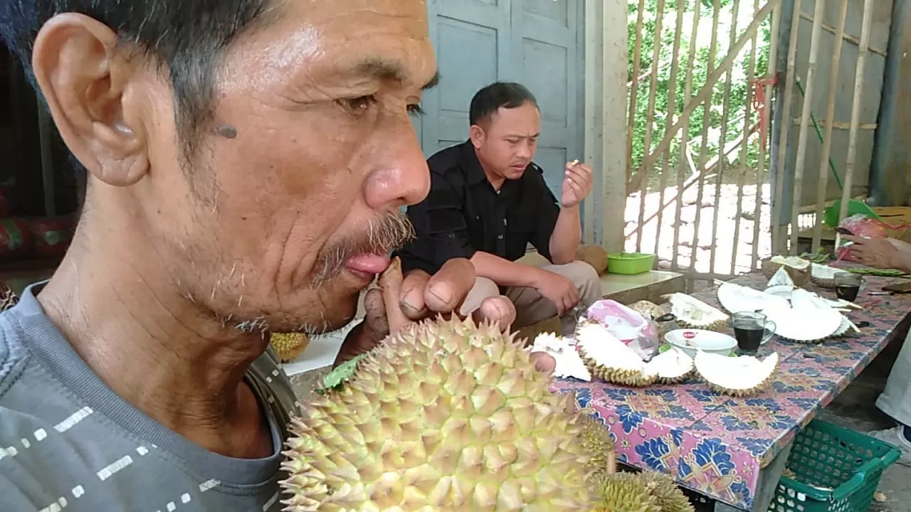 Membuktikan Rasa Durian, Penjual Ini Cukup dengan Melakukan Cara Seperti Ini