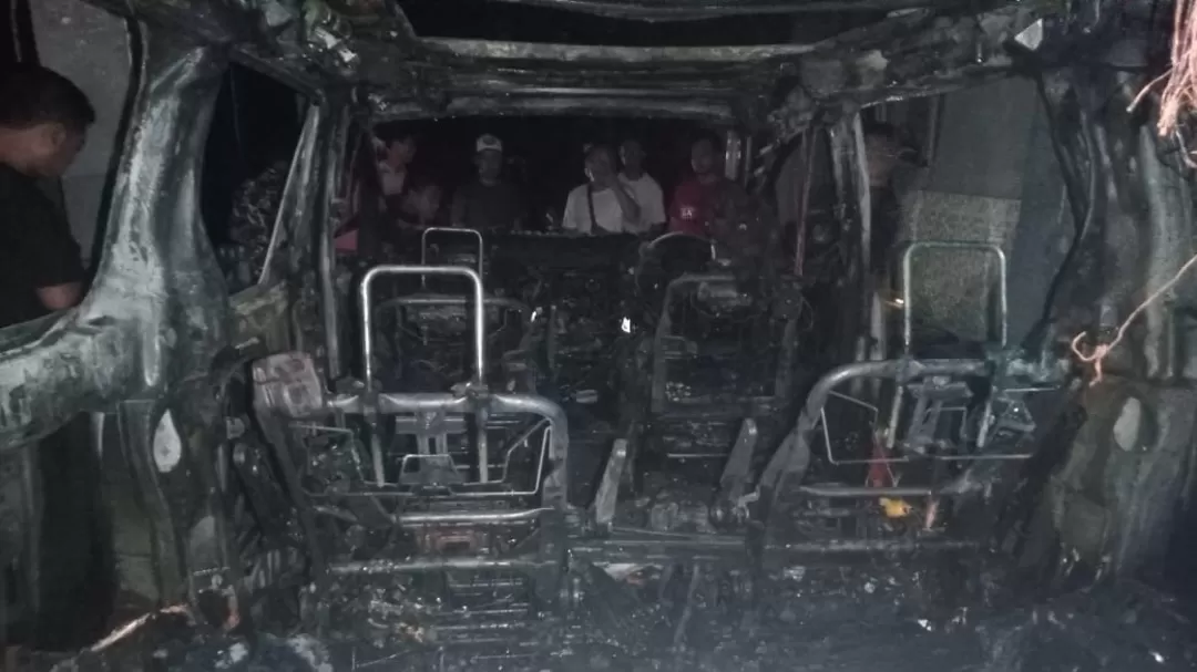 Mobil Toyota Alphard Penyanyi Wandra Restusiyan Terbakar, Begini Kondisi Sang Artis