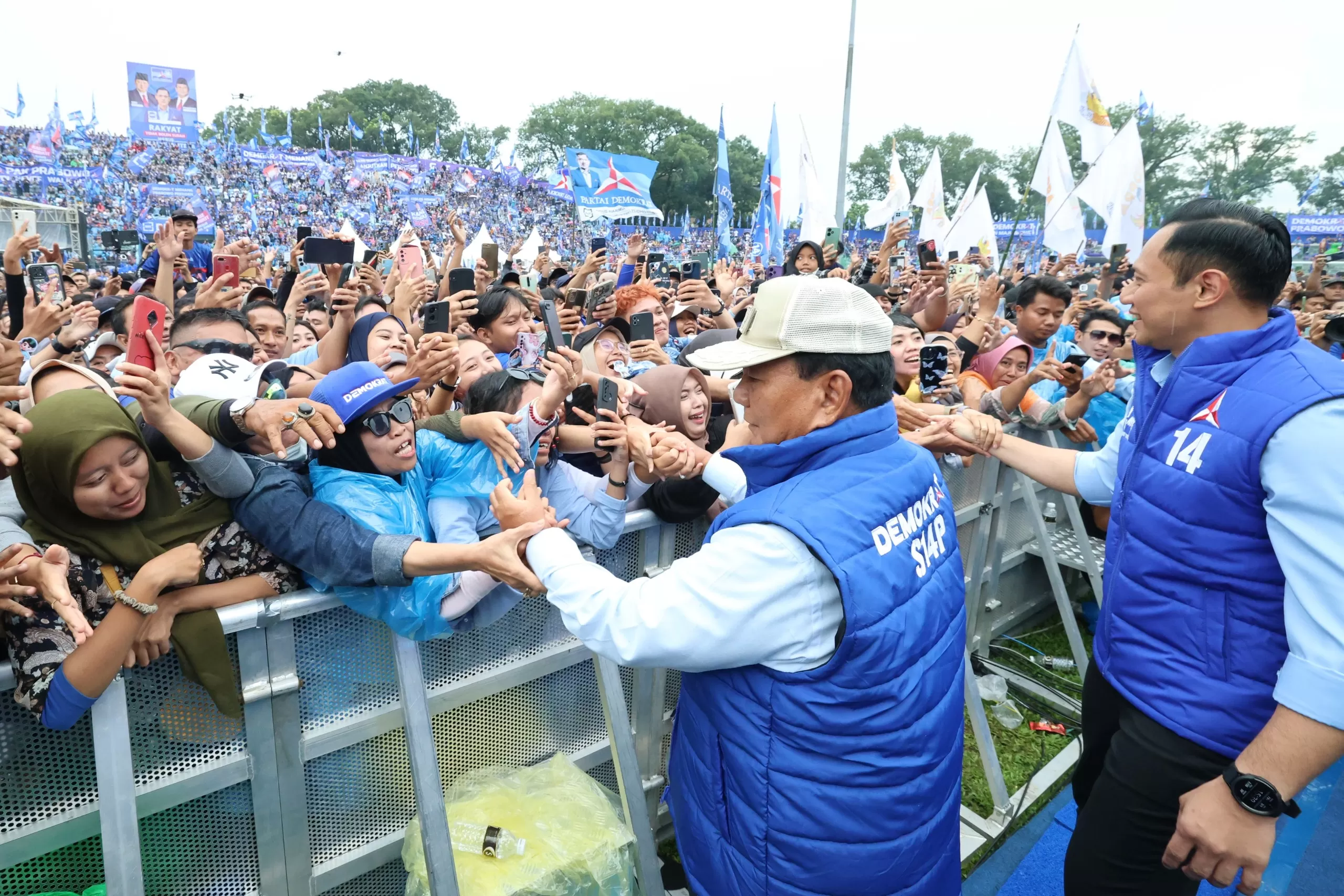 Ketika Prabowo Subianto di Malang: Seru-Seruan Joget Bareng Denny Caknan Hingga Terima Hadiah Dari Warga Berupa Cincin