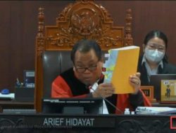 Guyon Hakim MK Lihat Tebalnya Dokumen Milik Golkar: Bisa Jadi Bantal untuk Tidur Ini