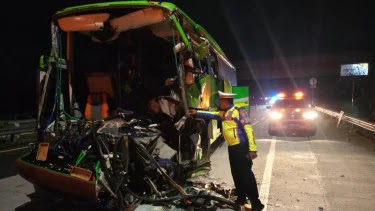 Bus Rombongan Study Tour Tabrak Truk di Tol Jombang, Dua Tewas