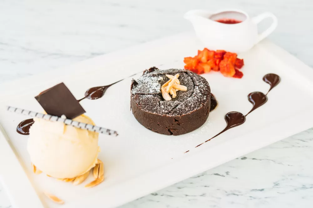 Dessert cokelat lumer yang bikin nagih, ini resep chocolate brownies lava cake with ice cream